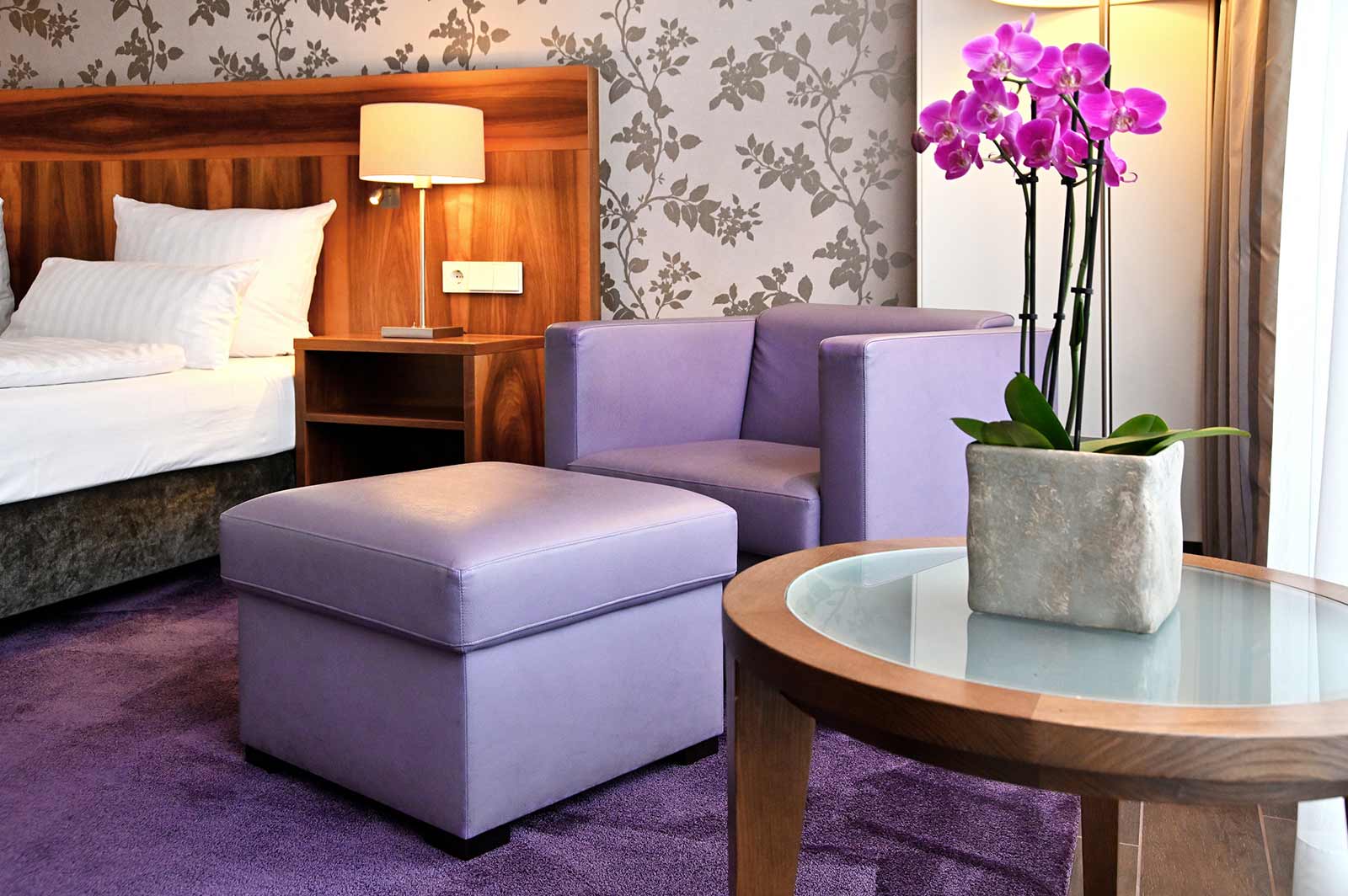 Lindenhof Hotel: Gästezimmer Ansicht bett mit Sitzgelegenheit und Beistelltisch