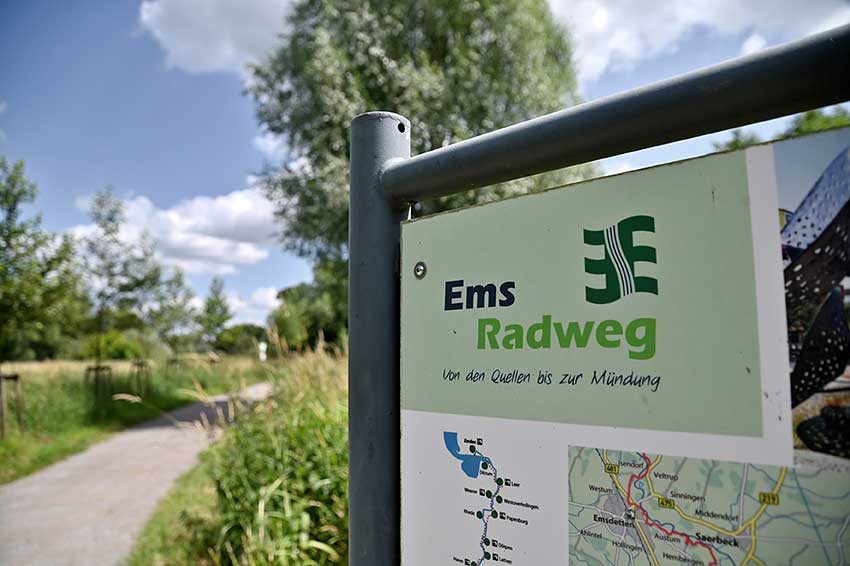 Infotafel: Ems-Radweg an einem Radweg