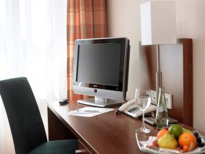 Langzeitzimmer: Nahaufnahme mit TV und Schreibtisch