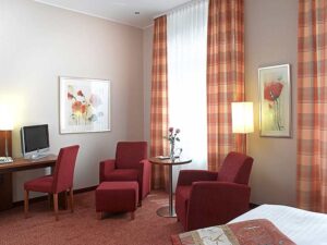 Langzeitzimmer Raumansicht mit Schreibtisch, Sitzecke