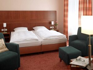 Langzeitzimmer, Doppelbett mit 2 Sitzsesseln