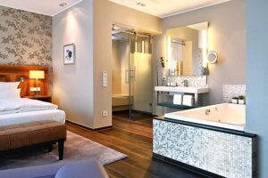 Suite Zimmeransicht mit Erlebnisdusche und Dampfsauna