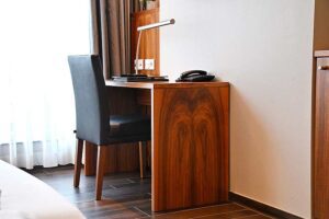 Suite mit Schreibtisch und Schreibtischstuhl