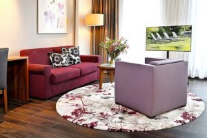 Suite Zimmeransicht mit Sitzecke und Fernseher