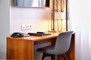 Superiorzimmer: Schreibtisch mit Telefon und Stuhl