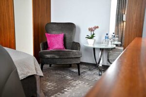 Sessel im Superiorzimmer mit Beistelltisch